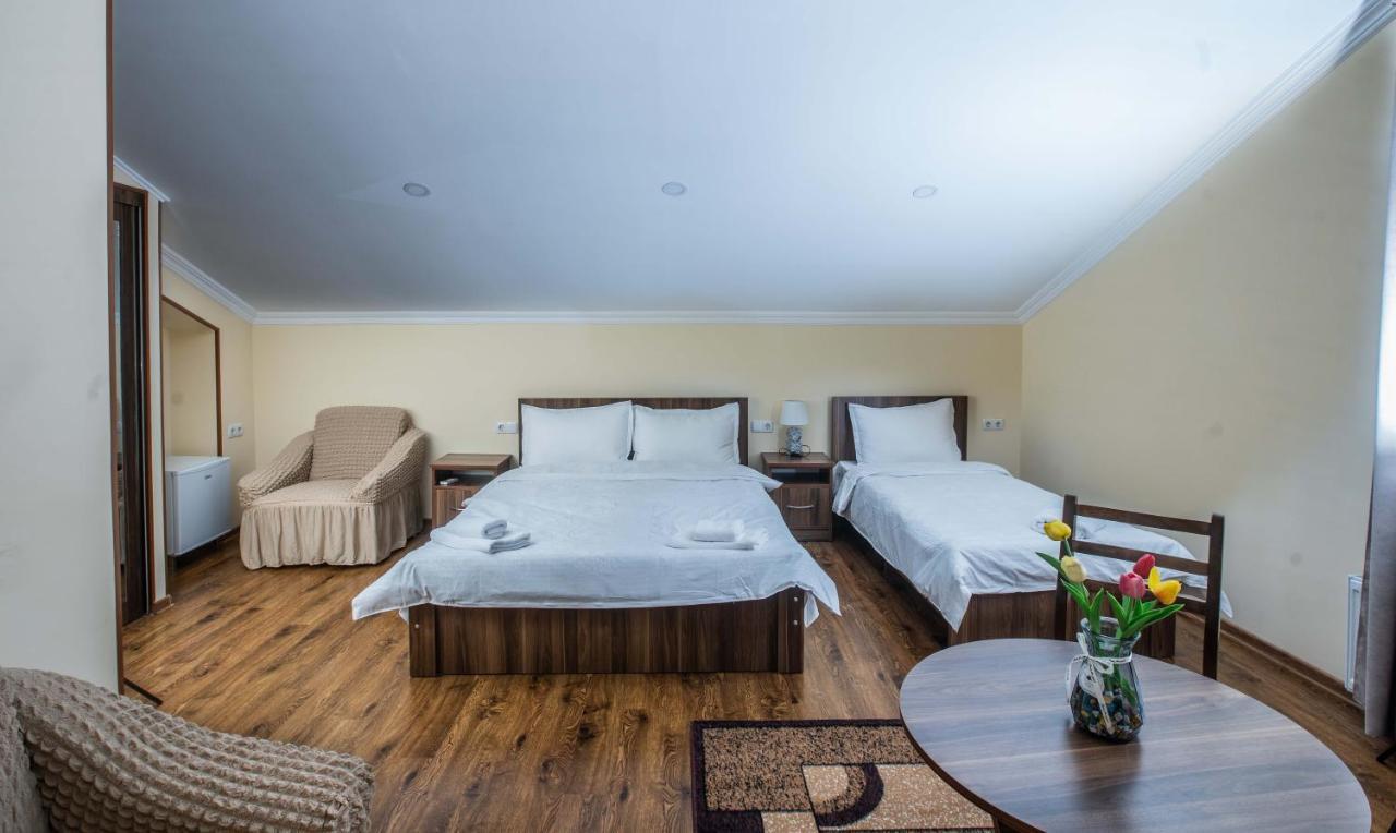 Telav Holl Hotel Телави Екстериор снимка