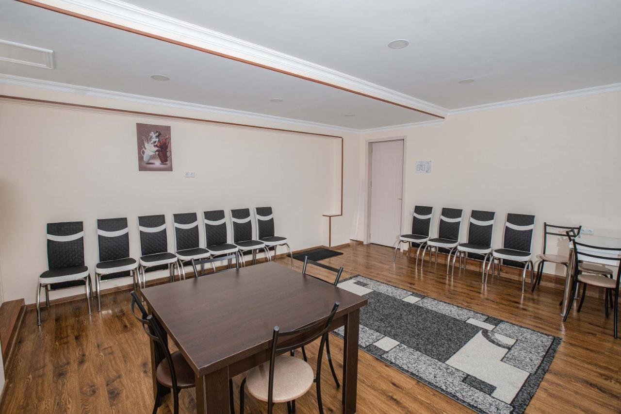 Telav Holl Hotel Телави Екстериор снимка