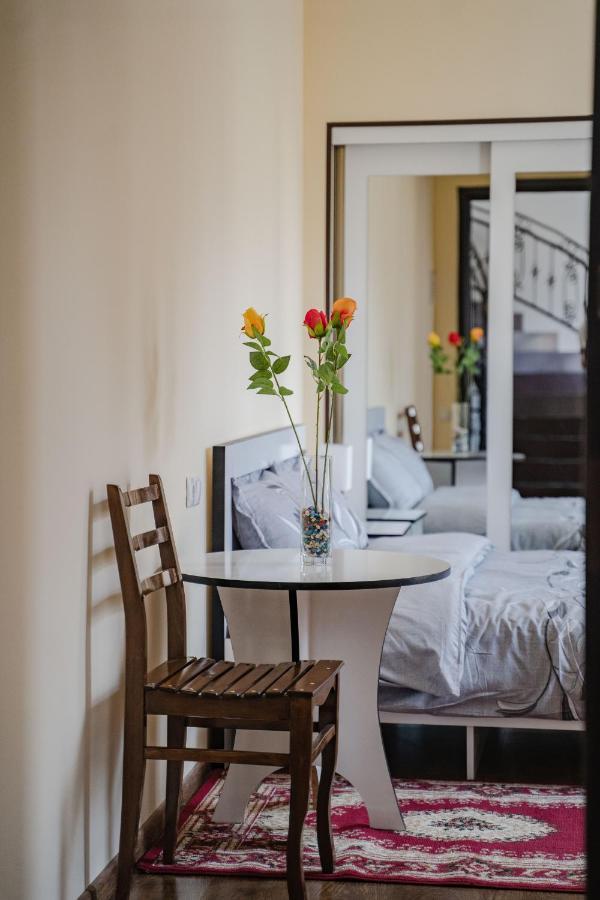 Telav Holl Hotel Телави Екстериор снимка