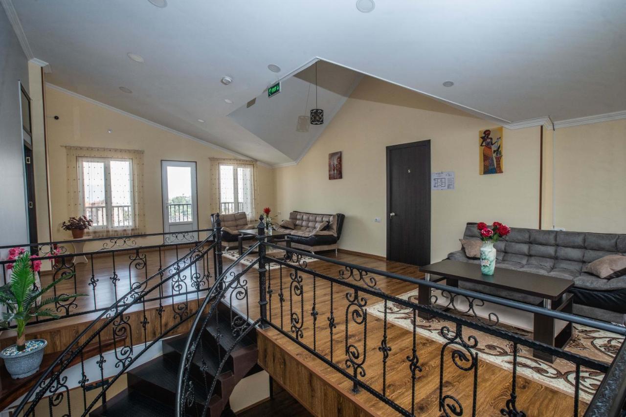 Telav Holl Hotel Телави Екстериор снимка