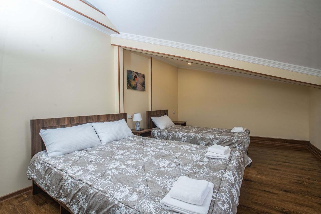 Telav Holl Hotel Телави Екстериор снимка