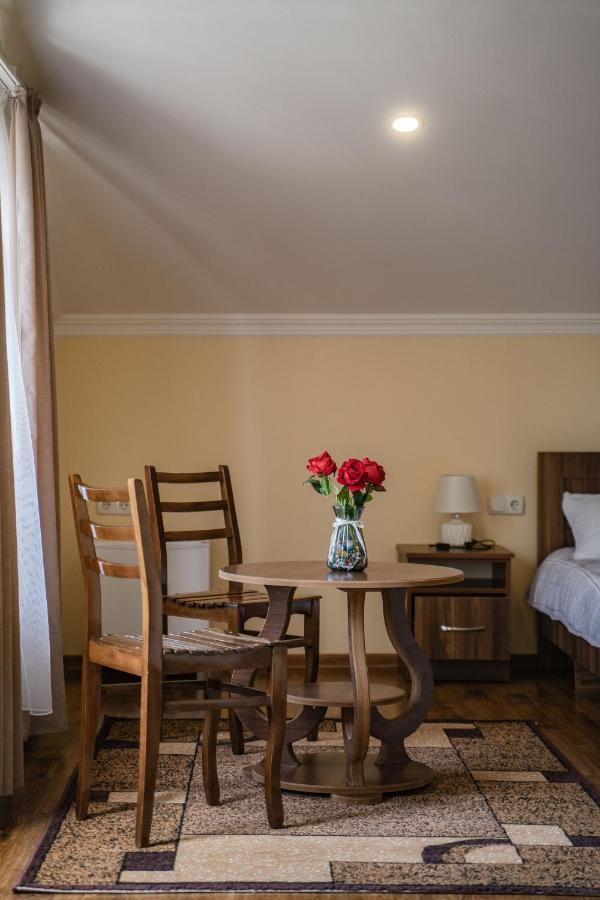 Telav Holl Hotel Телави Екстериор снимка