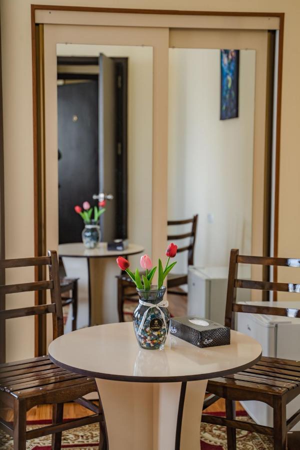 Telav Holl Hotel Телави Екстериор снимка