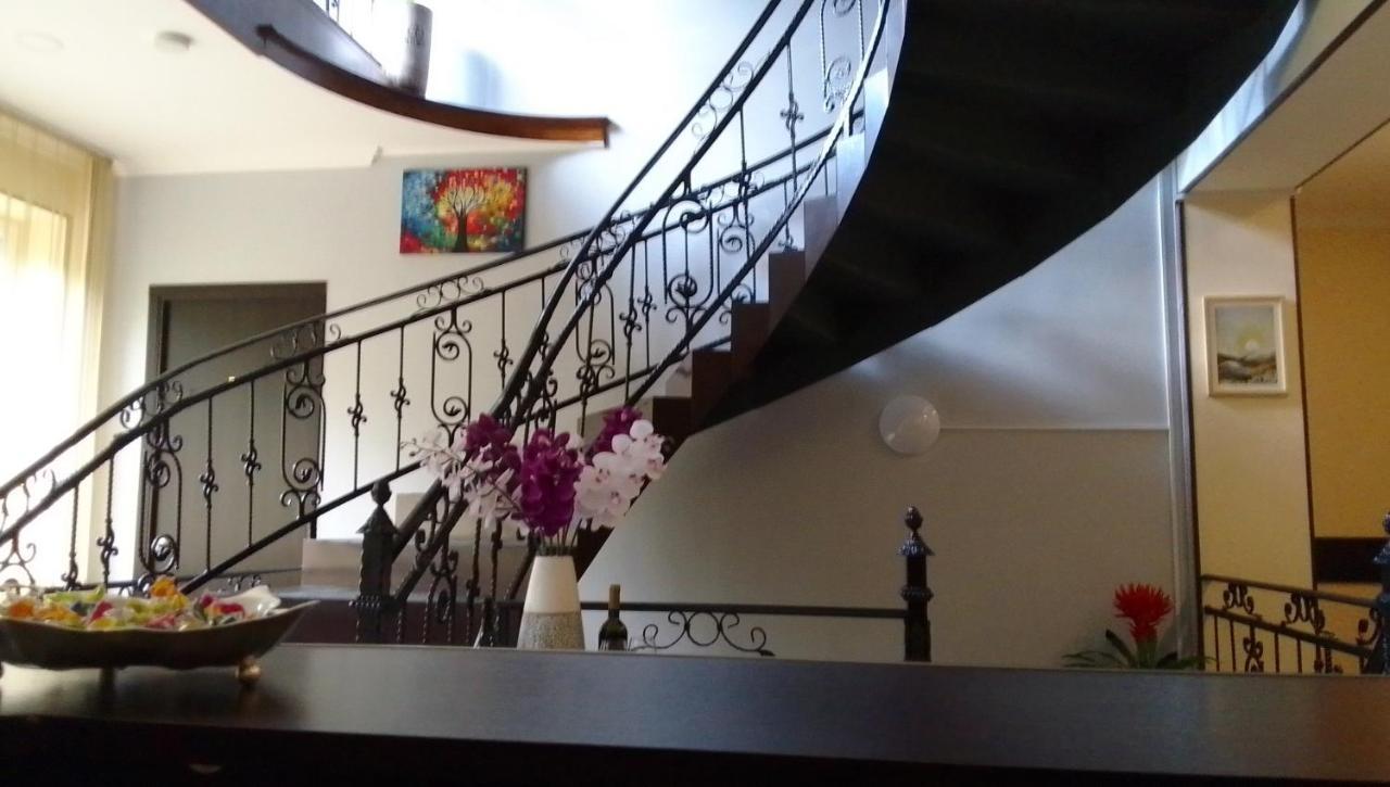 Telav Holl Hotel Телави Екстериор снимка