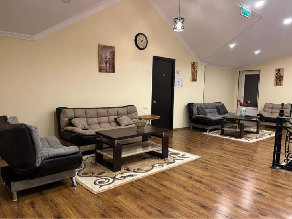 Telav Holl Hotel Телави Екстериор снимка