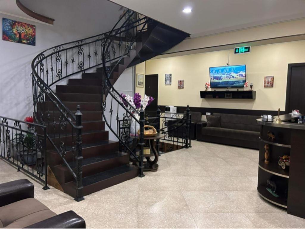 Telav Holl Hotel Телави Екстериор снимка